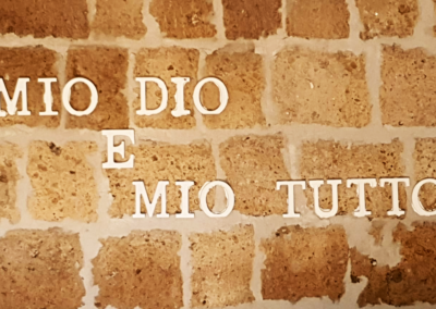 Pensieri a muro dentro l'eremo di preghiera